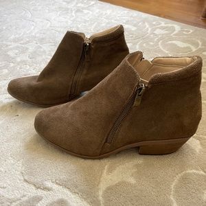 Apri Size 8M brown suede booties